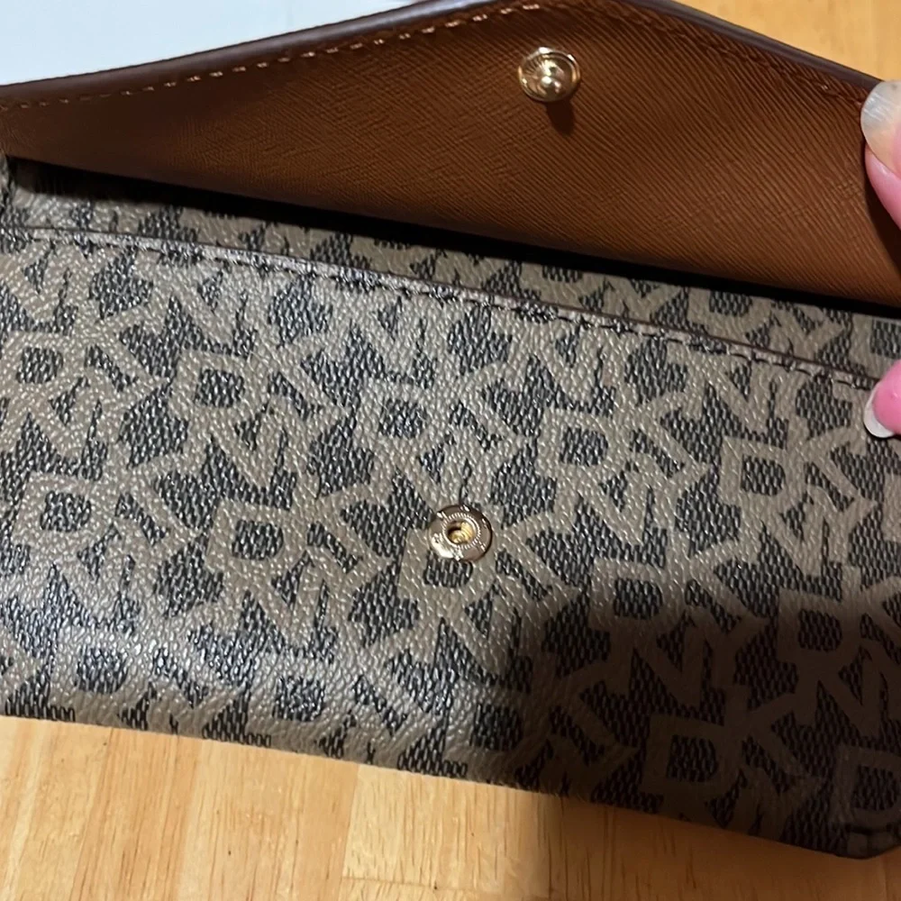 🛍️🏆Host Pick🏆 #793 NWT DKNY Wallet - Picture 5 of 13